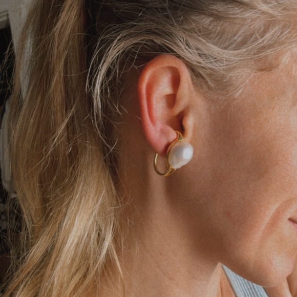 Vintage Tiffany & Co. Elsa Peretti Baroque Pearl Cuff 18k Yellow Gold Earrings - Picture 3 of 10